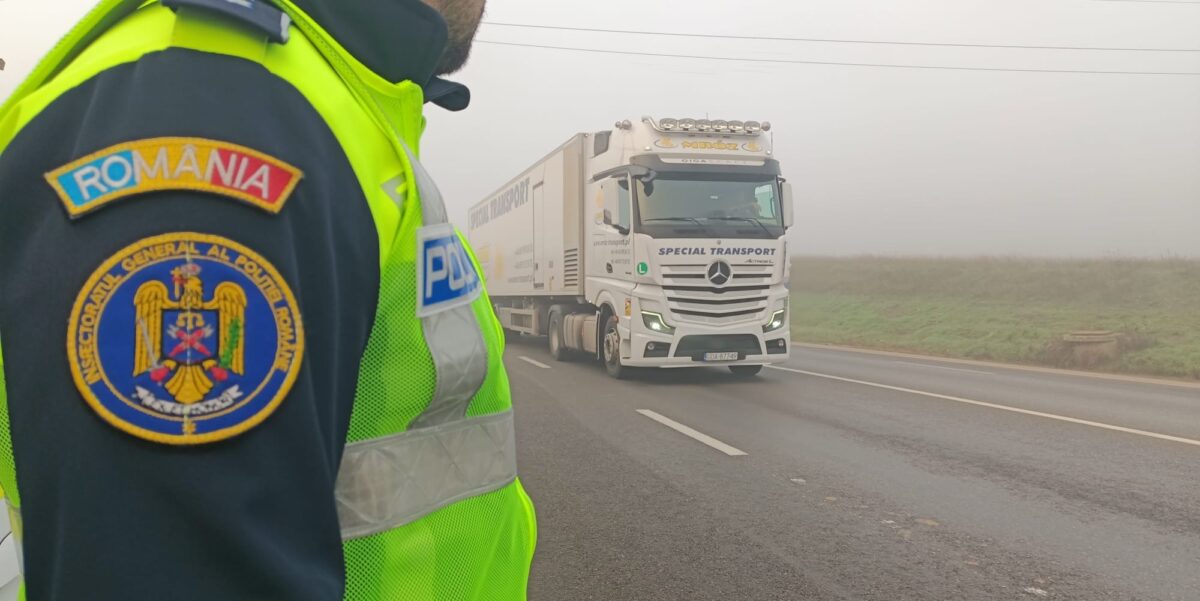 Polițiștii din Orșova sancționează un șofer pentru nereguli la tahograf
