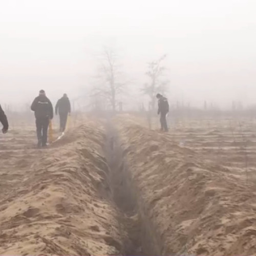 Hoții sapă șanțuri lungi pentru a fura conductele de irigații din Dolj