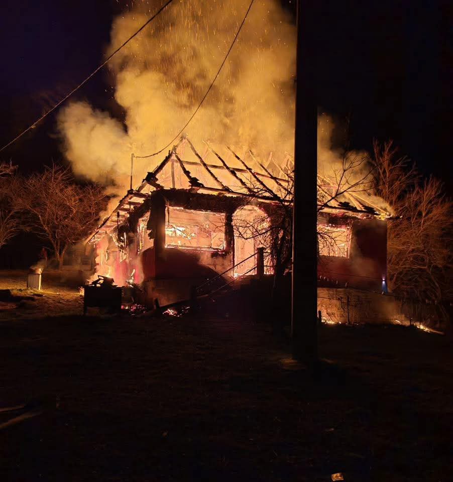 Pompierii din Deva au salvat o femeie însărcinată și au stins un incendiu la Ormindea