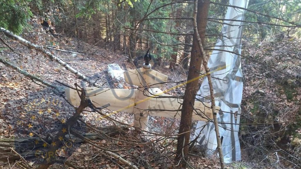 Poliția investighează prăbușirea unei drone într-o pădure din Argeș