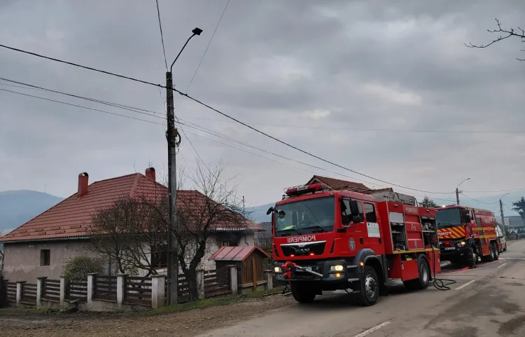 Pompierii au intervenit pentru stingerea unui incendiu într-o casă din Rugășești