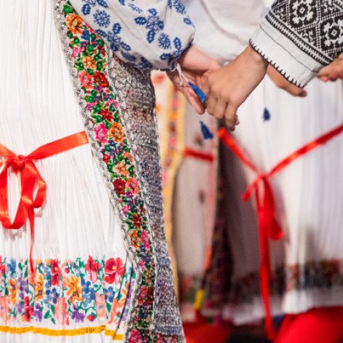 Tradițiile românești de iarnă aduc împreună comunitățile prin colinde și obiceiuri ancestrale