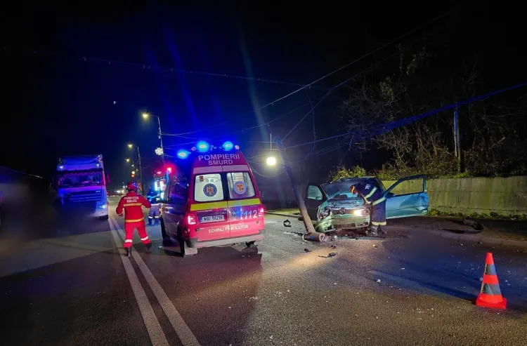 Pompierii din Dej intervenind la un accident rutier pe strada 1 Mai