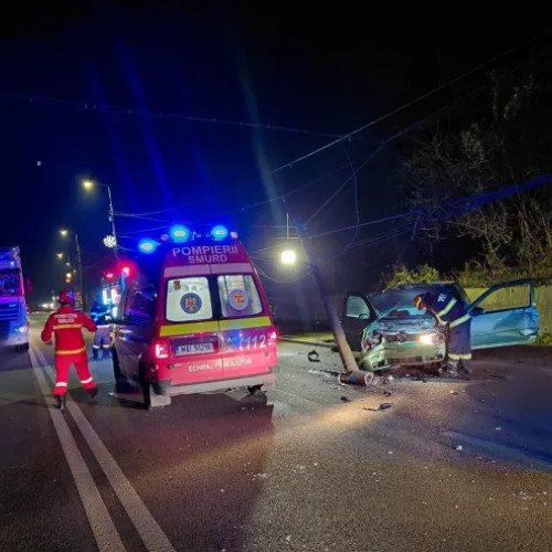 Pompierii din Dej intervenind la un accident rutier pe strada 1 Mai