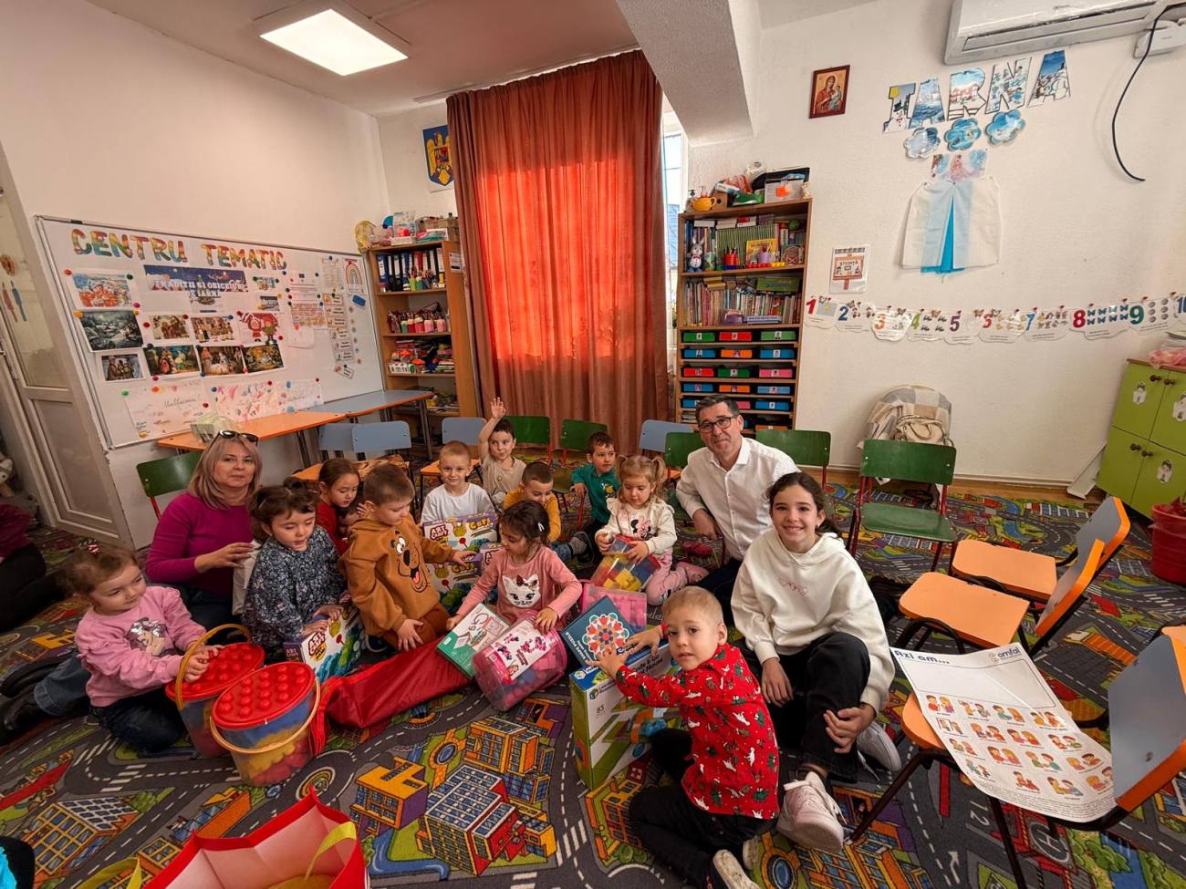 Rotary Club Târgoviște aduce daruri pentru copiii din grădinița comunei Vârfuri