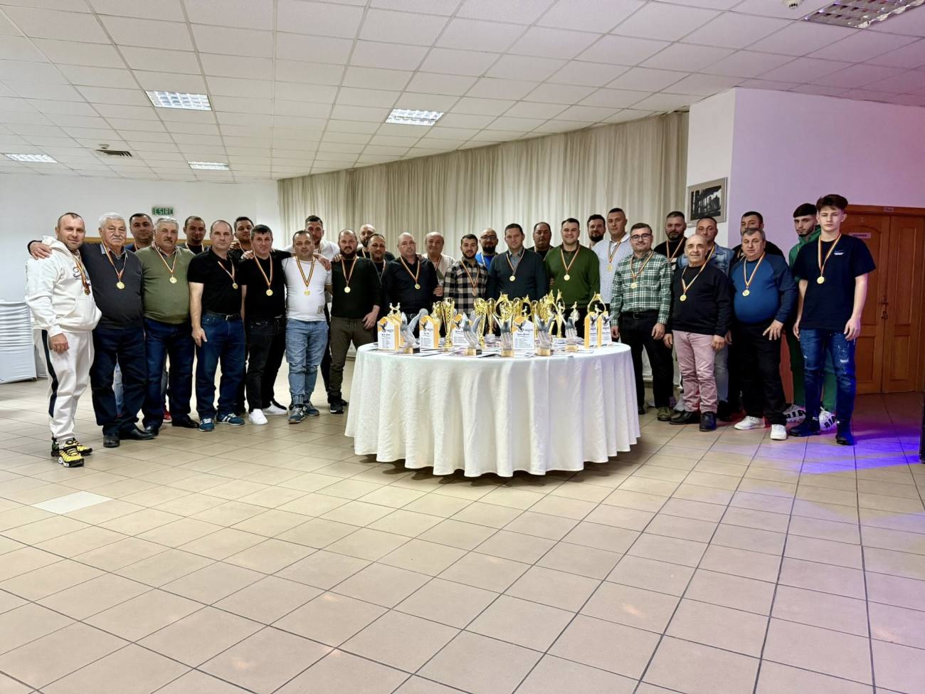 Clubul Columbofil Aninoasa 2004 premiază cei mai buni membri ai sezonului