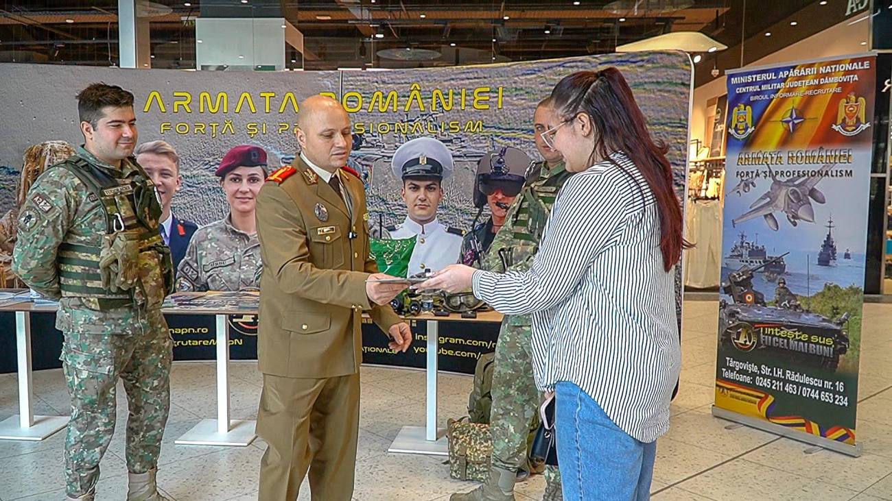 Centrul Militar Dâmbovița promovează cariera militară în ajunul Crăciunului la Dâmbovița Mall