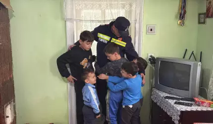 Pompier din Botoșani și soția sa oferă sprijin unei familii cu șapte copii din Vlăsinești