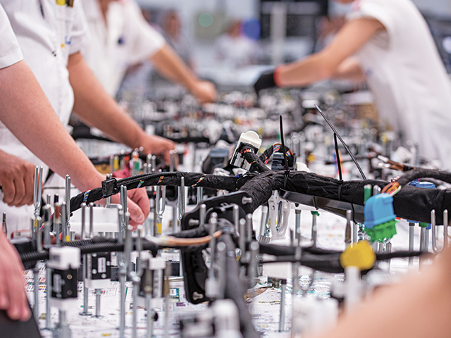 Leoni pregătește concedieri pentru aproape 500 de angajați din fabrica Arad