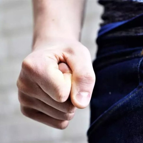 Parlamentul modifică legea pentru combaterea violenței domestice și întărește protecția victimelor