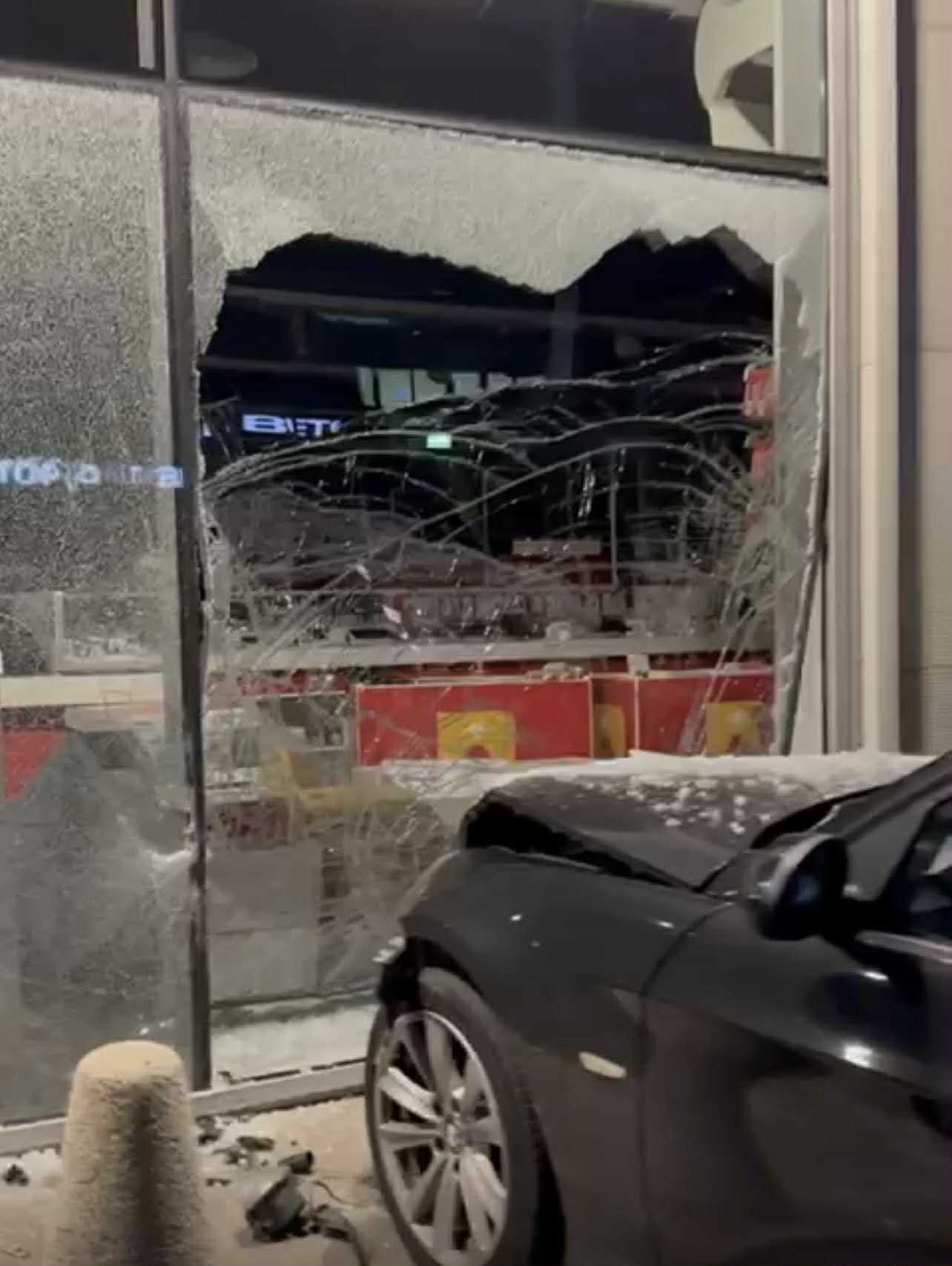 Șofer din Lugoj pierde permisul după ce a intrat cu mașina în vitrina unui magazin