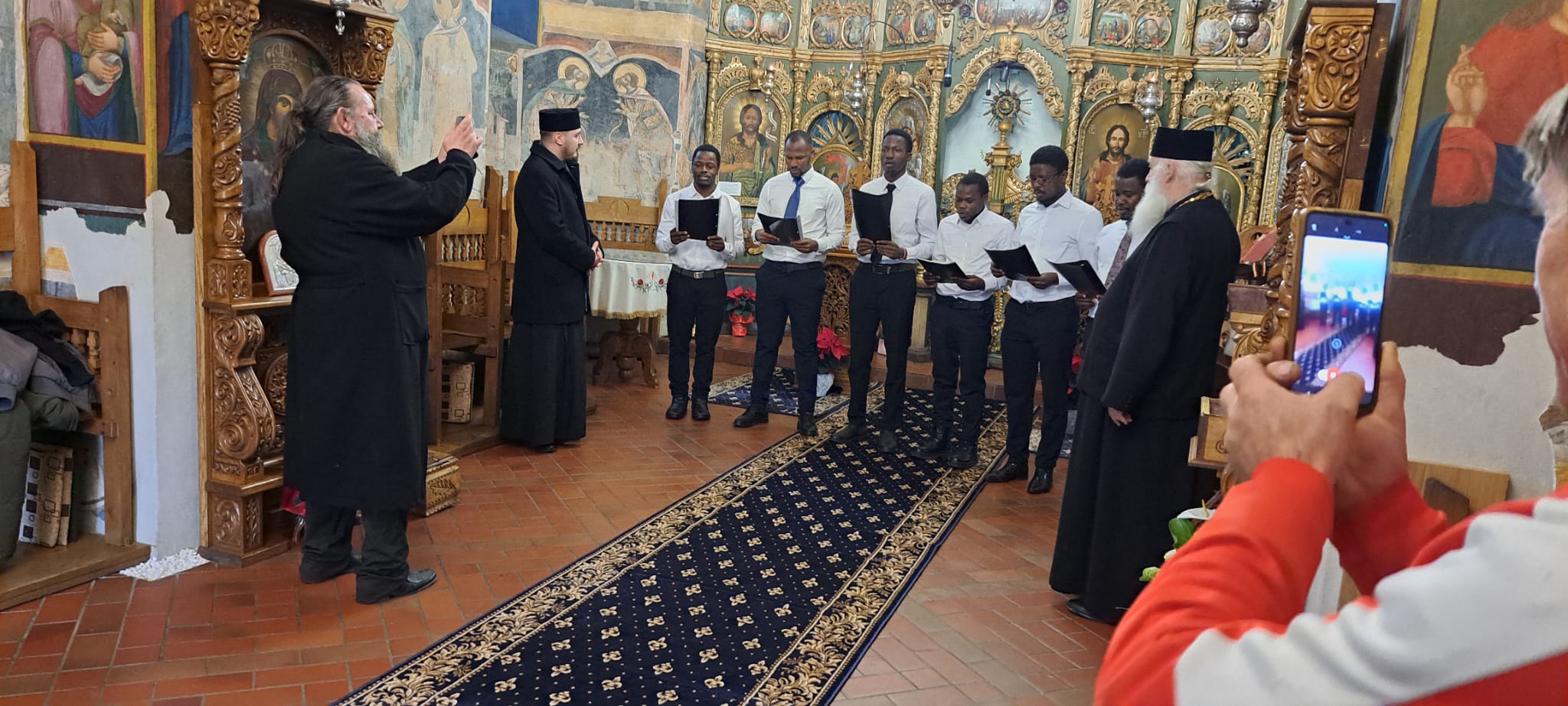 Tineri teologi africani aduc colinde la Mănăstirea Coșula și celebrează tradițiile românești