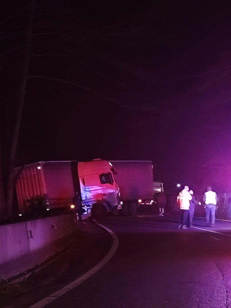 Un TIR blochează circulația pe Defileul Jiului după un accident rutier