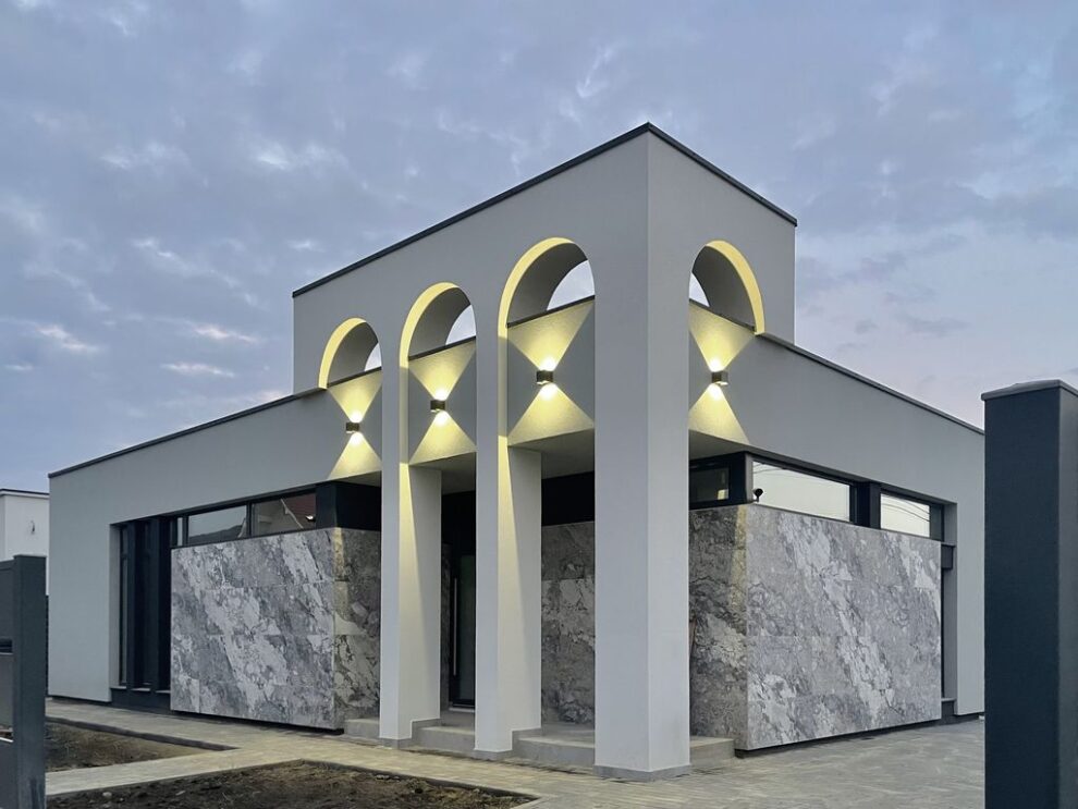 O casă modernă cu finisaje de calitate şi terasă cu pergolă pe un teren de 275 mp