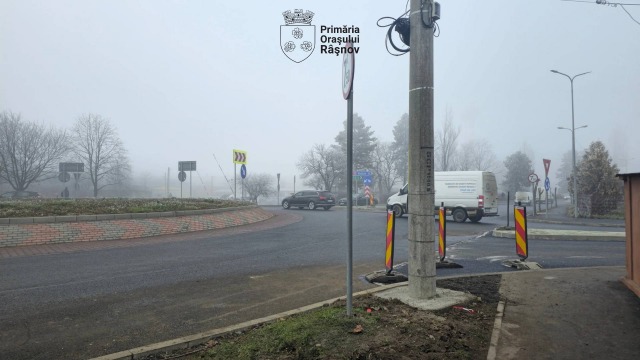Primăria Râşnov finalizează lucrările la sensul giratoriu de la intersecția spre Zărnești