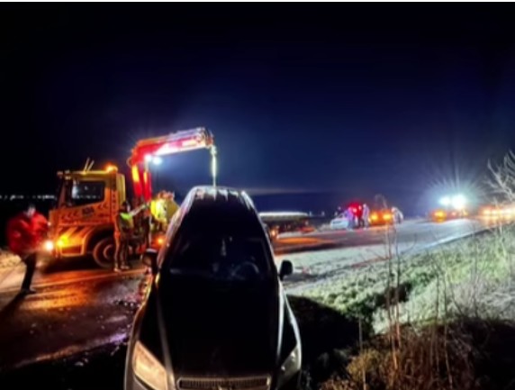 Două mașini s-au ciocnit violent în noaptea de luni spre marți pe drumul Botoșani–Săveni