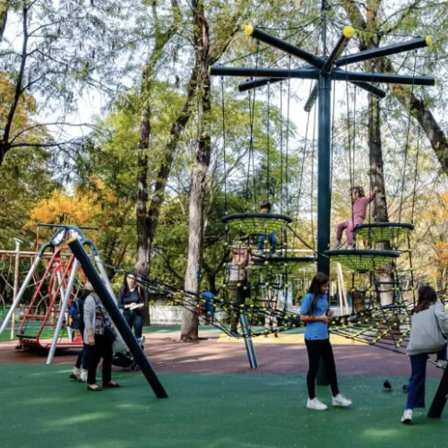 Primăria Cluj-Napoca investește aproape 4 milioane de euro în echipamente noi pentru locurile de joacă