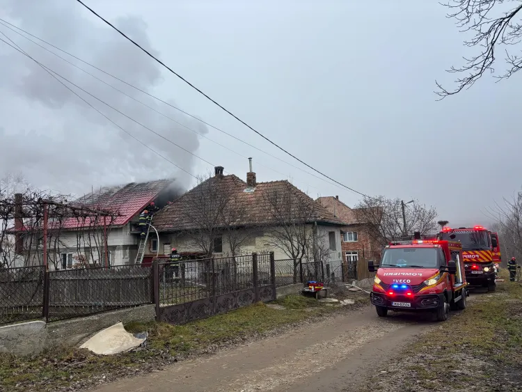 Pompierii din Cluj lichidează incendiul izbucnit la o casă din Vâlcele