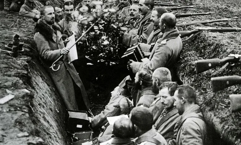 Soldații din tranșee au întrerupt războiul pentru un meci de fotbal și colinde de Crăciun în 1914