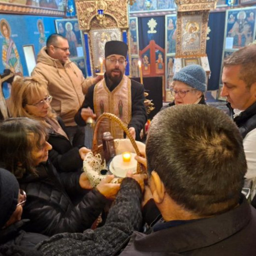 Credincioșii rostesc rugăciuni pentru odihna sufletelor celor adormiți