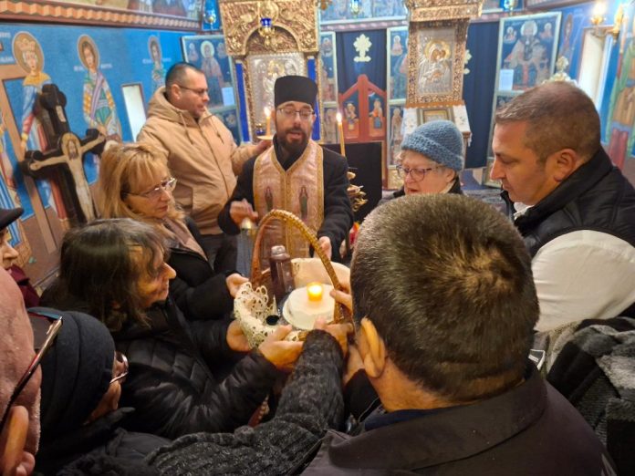 Credincioșii rostesc rugăciuni pentru odihna sufletelor celor adormiți