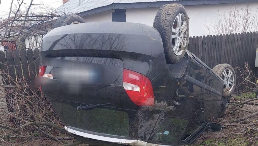 Un autoturism s-a răsturnat pe carosabil în satul Telești, județul Argeș