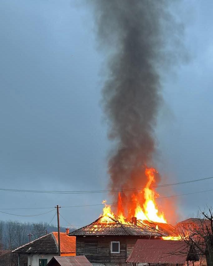 Pompierii militari au intervenit pentru stingerea unui incendiu la o locuință din Bărbătești