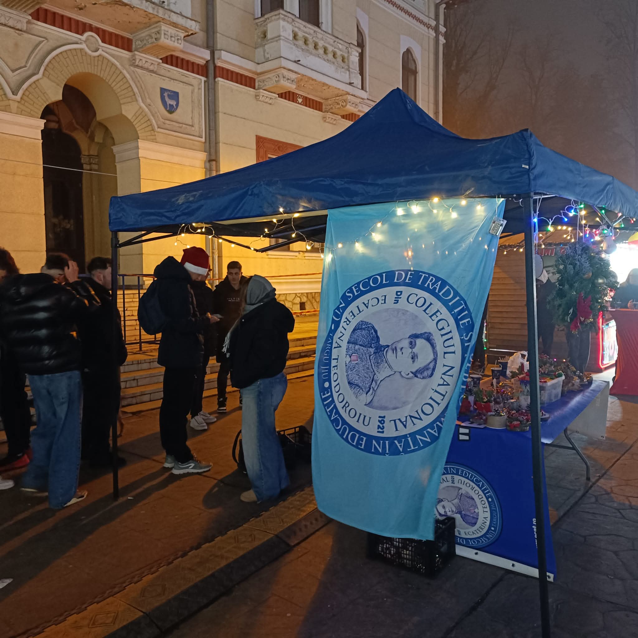 Elevii Colegiului Ecaterina Teodoroiu continuă tradiția târgului de Crăciun pentru cauze umanitare