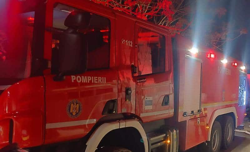 Pompierii intervin la un incendiu izbucnit într-un apartament din Aiud