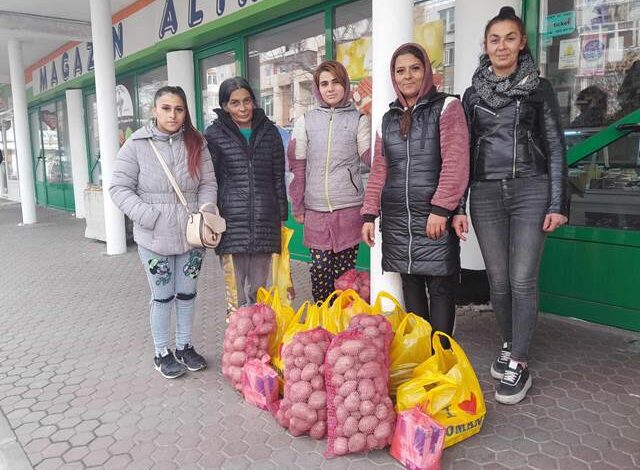 Fundația DIALOOG Holland-România sprijină 131 de familii sărace de Crăciun în Râmnicu Sărat