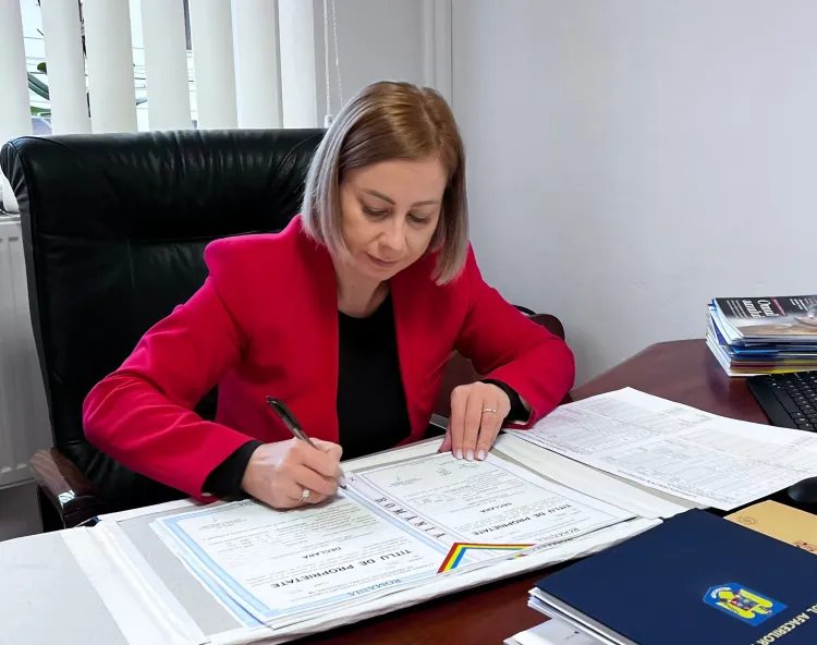 Prefectul județului Cluj a semnat 32 de titluri de proprietate înainte de Crăciun