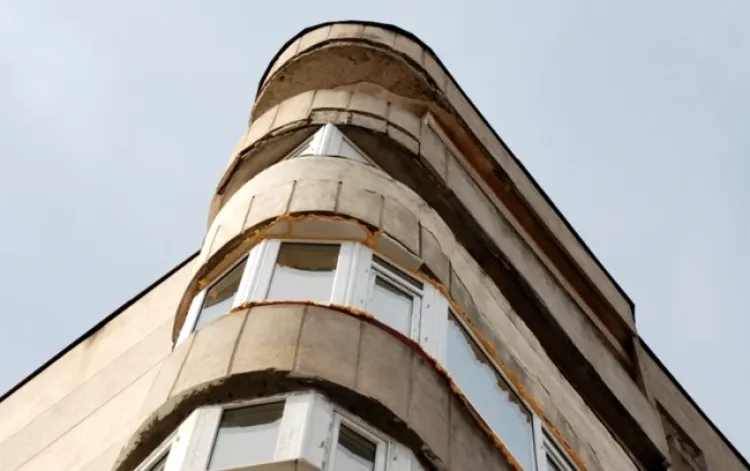 O proprietate din Cluj-Napoca riscă pagube din cauza unui zid degradat al vecinilor