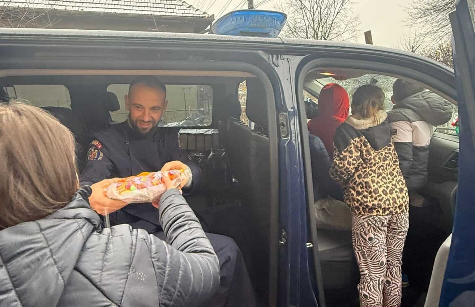 Jandarmii din Alba au sprijinit o familie cu cinci copii adoptați de sărbători