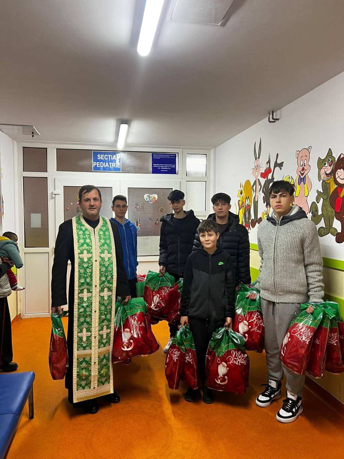 Preotul Stoichin oferă daruri pacienților spitalului din Târgu-Jiu de Ajunul Crăciunului