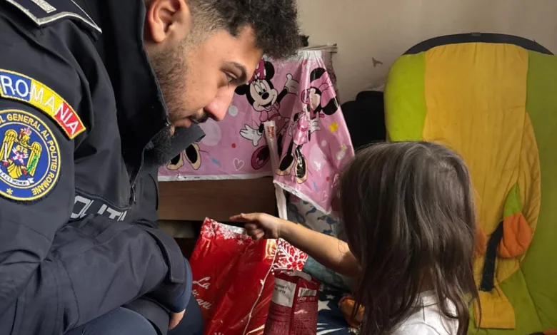 Polițiștii din Buzău aduc cadouri și alimente pentru cinci familii în pragul sărbătorilor