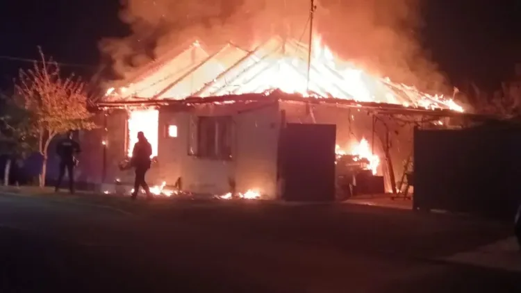 Pompierii din Dej sting incendiu la acoperișul unei case din Cuzdrioara