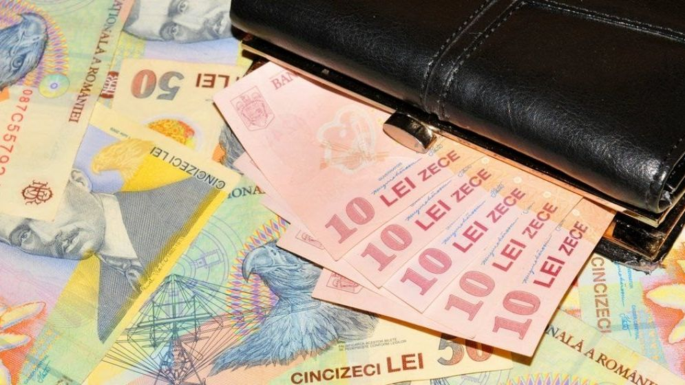 Companiile din România oferă prime și bonusuri de Crăciun, al 13-lea salariu rămâne rar