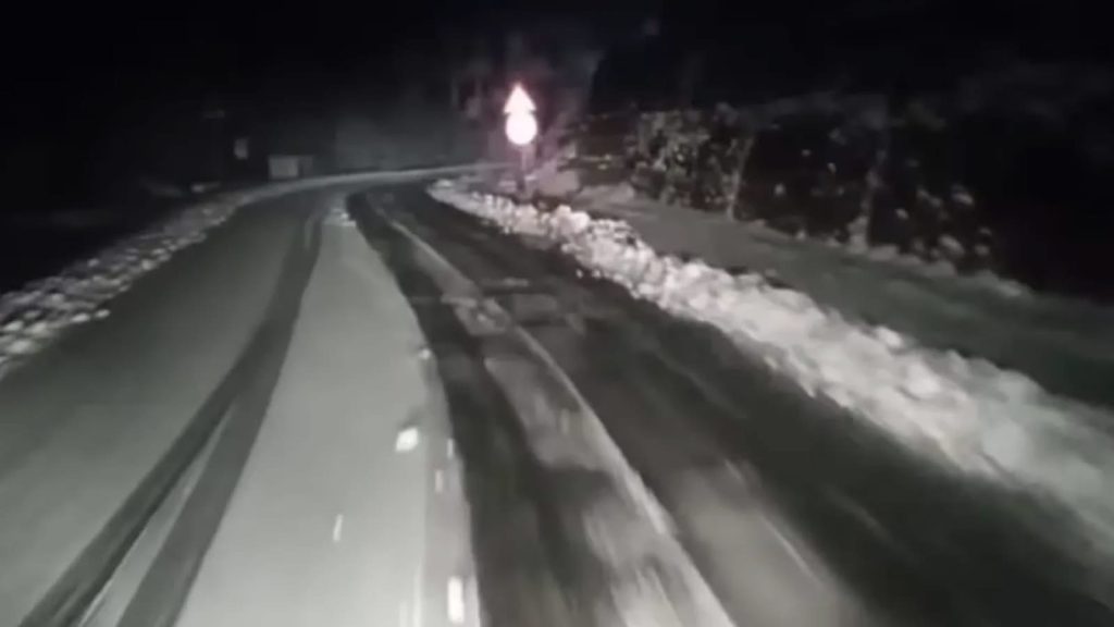 Drumarii intervin în județe pentru a menține carosabilul curat în zonele cu ninsoare