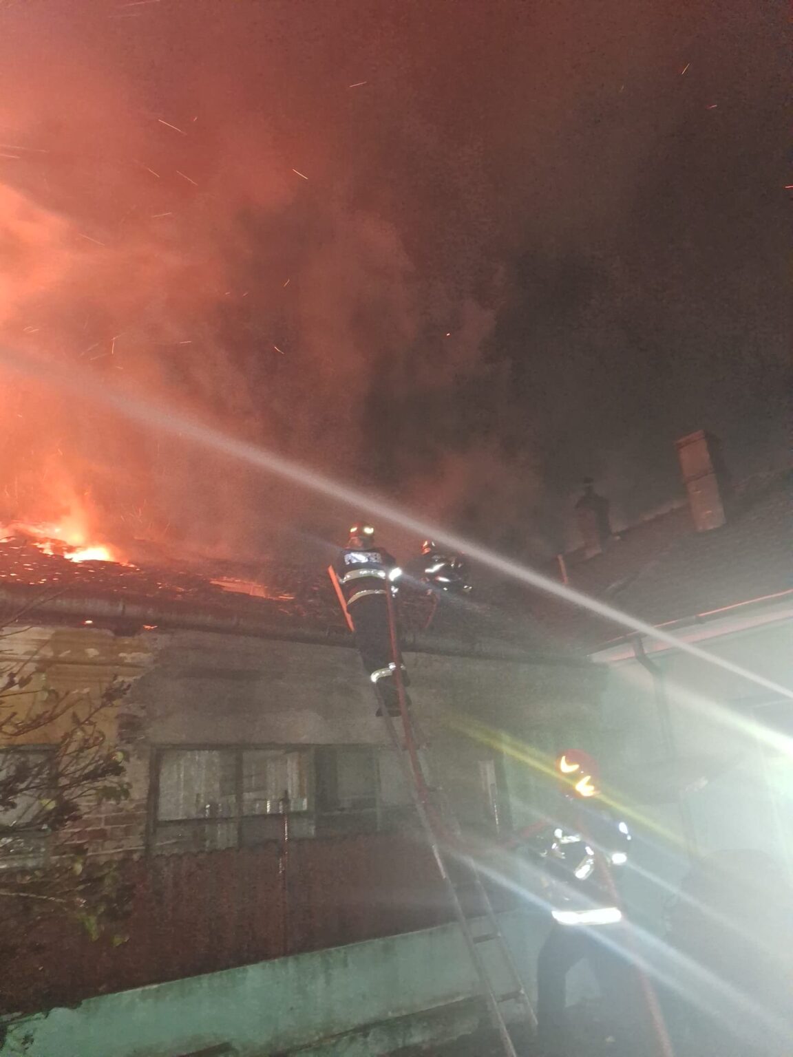 Incendiu la coșul de fum în Drobeta Turnu-Severin mobilizează echipaje de intervenție