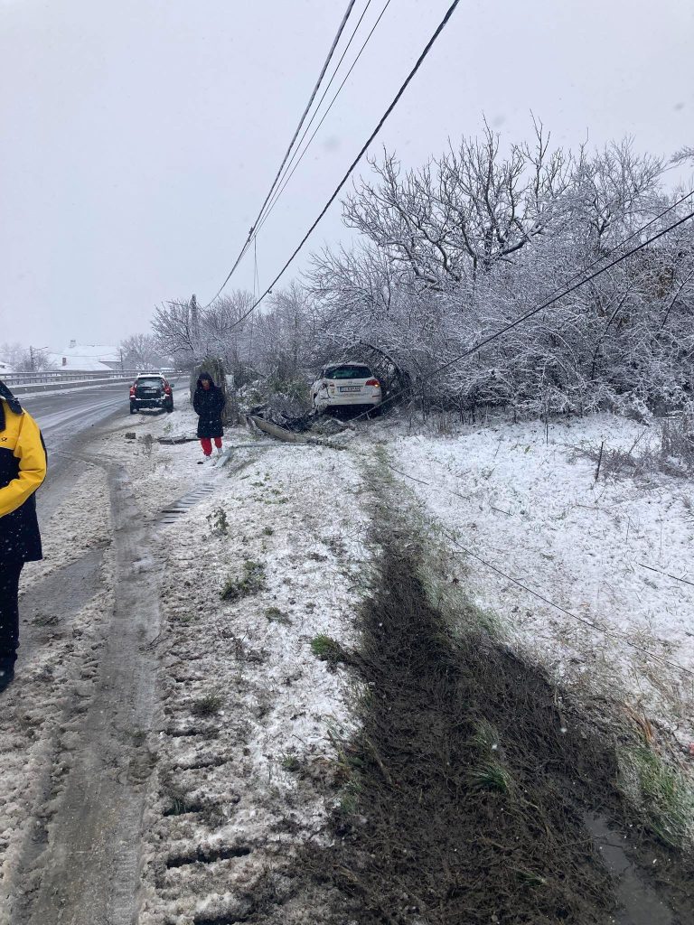 Un autoturism a părăsit șoseaua la Tatomirești din cauza condițiilor alunecoase