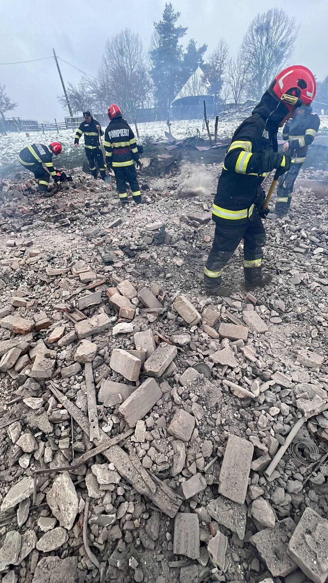 O casă din Sineşti a ars complet de Crăciun, iar pompierii au găsit posibile resturi umane