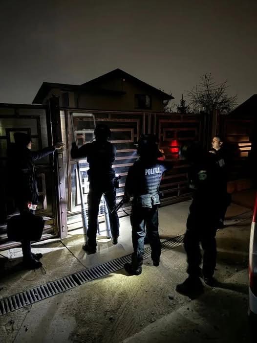 Bărbat beat atacă polițiști cu drujba în localitatea Șcheia din Suceava