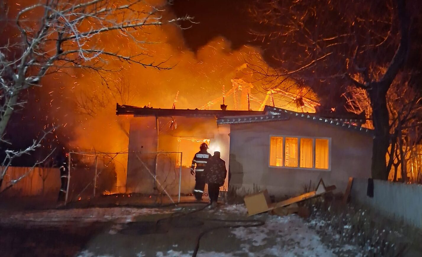 Pompierii sting un incendiu care a distrus o casă în Stânești, comuna Lunca