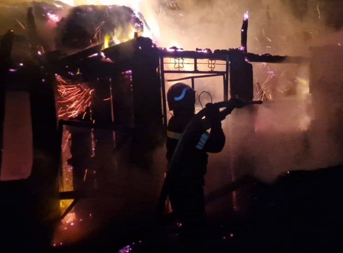 Pompierii din Vrancea au intervenit pentru stingerea a două incendii la locuințe în Doaga și Sihlea
