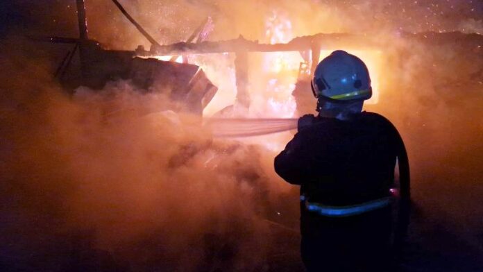 Pompierii din Vrancea au intervenit pentru două incendii la locuințe, soldate cu o victimă