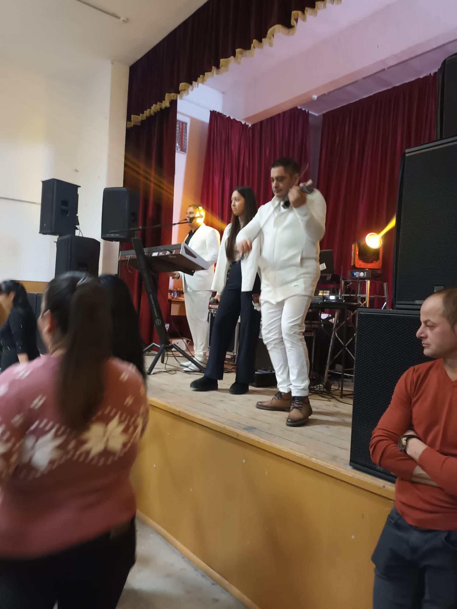 Spectacol de Crăciun aduce bucurie locuitorilor comunei Albeni