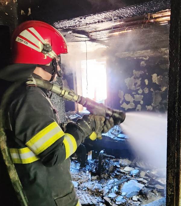 Pompierii din Vrancea au intervenit pentru stingerea unui incendiu la o locuință din Vânători