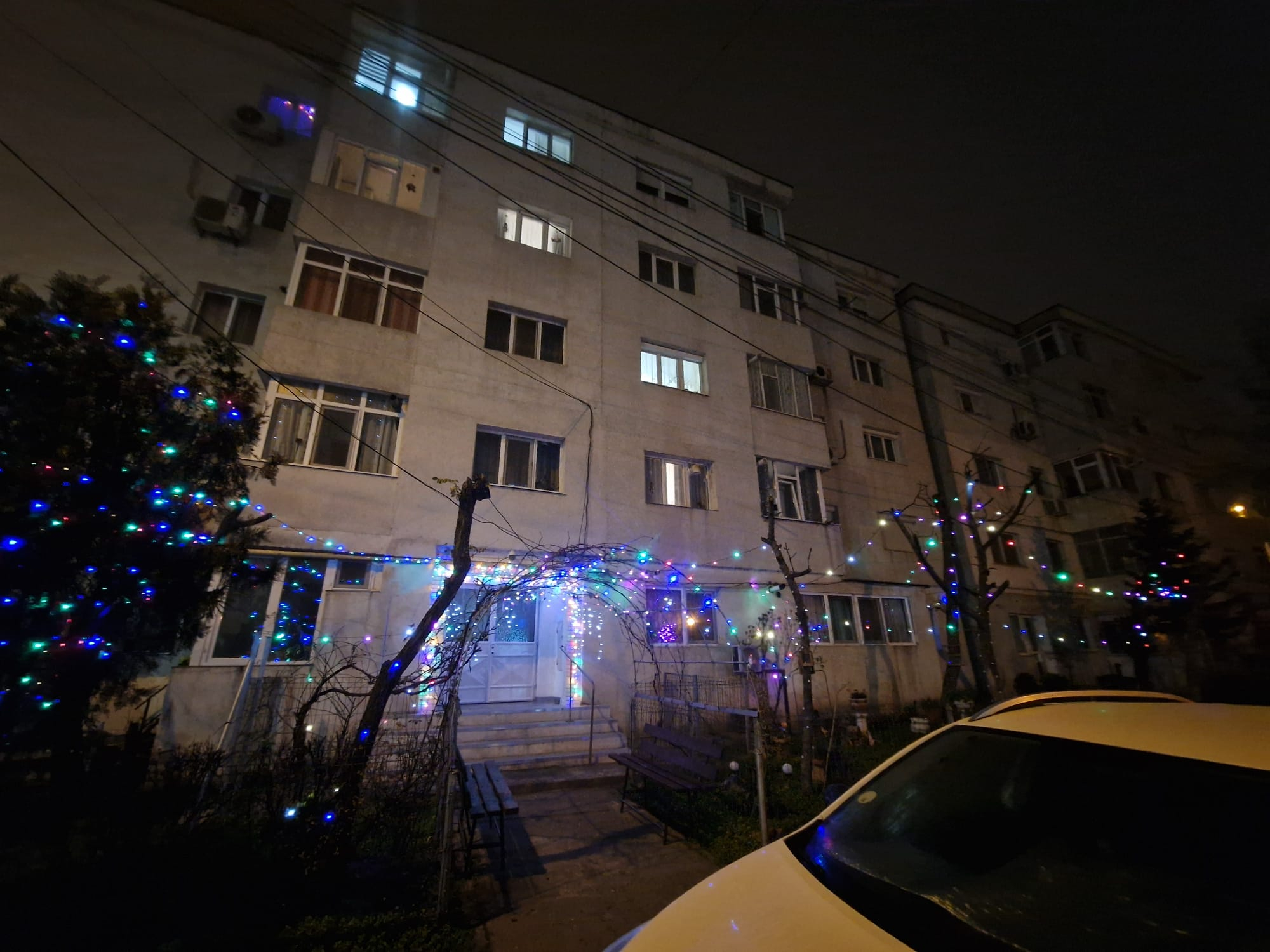 Gălăţenii îşi împodobesc ferestrele şi balcoanele în spiritul sărbătorilor