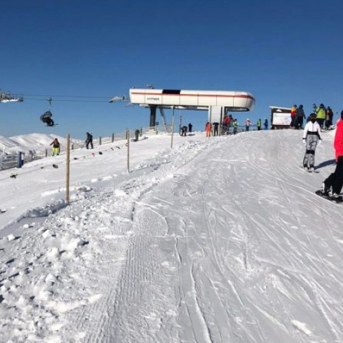 Sezonul de schi a început la Straja și Voineasa cu pârtii funcționale limitate în România