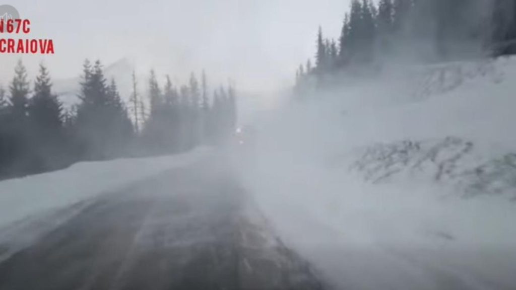 Viscolul puternic afectează traficul pe DN 67C între Novaci și Rânca